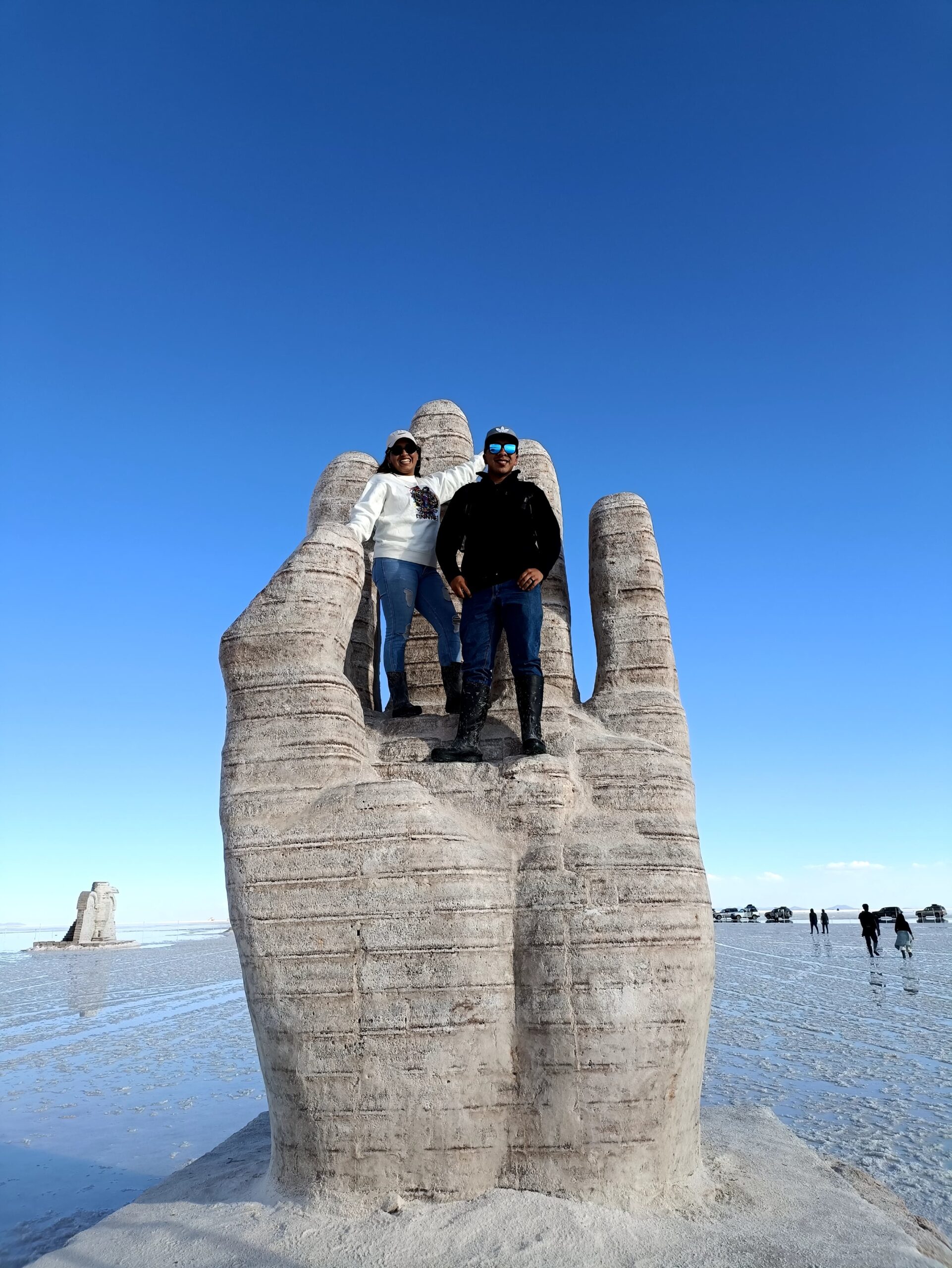 Descubre la Magia del Salar de Uyuni: El Espejo del Cielo en Bolivia